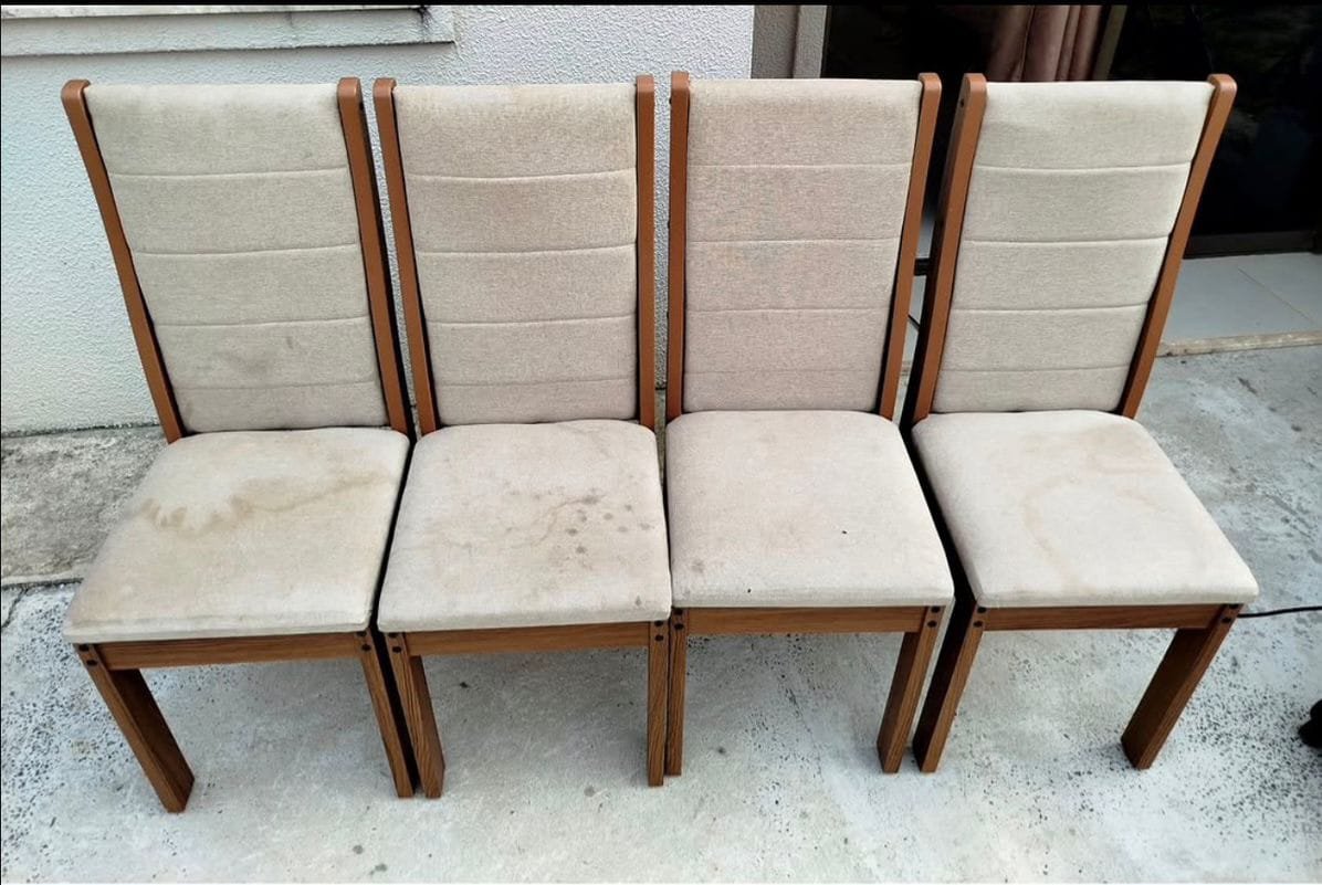 Quatro cadeiras antes da higienização